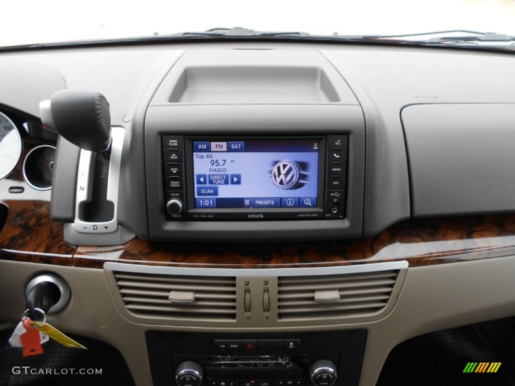 2012 Volkswagen Routan SEL Premium Controls Photo #67522508