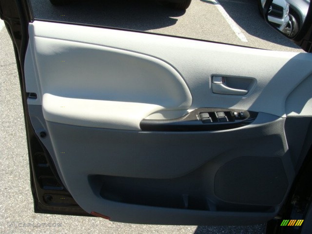 2011 Sienna V6 - Black / Light Gray photo #6