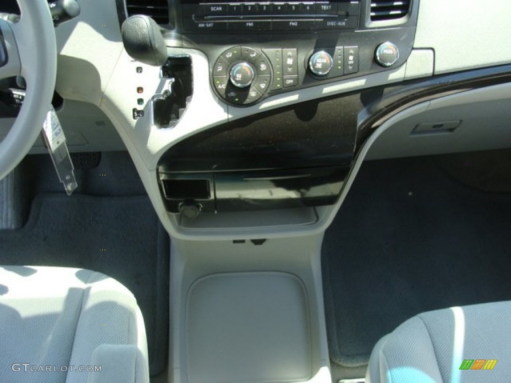 2011 Sienna V6 - Black / Light Gray photo #12