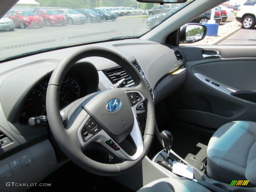 2013 Hyundai Accent SE 5 Door Gray Steering Wheel Photo #67549461