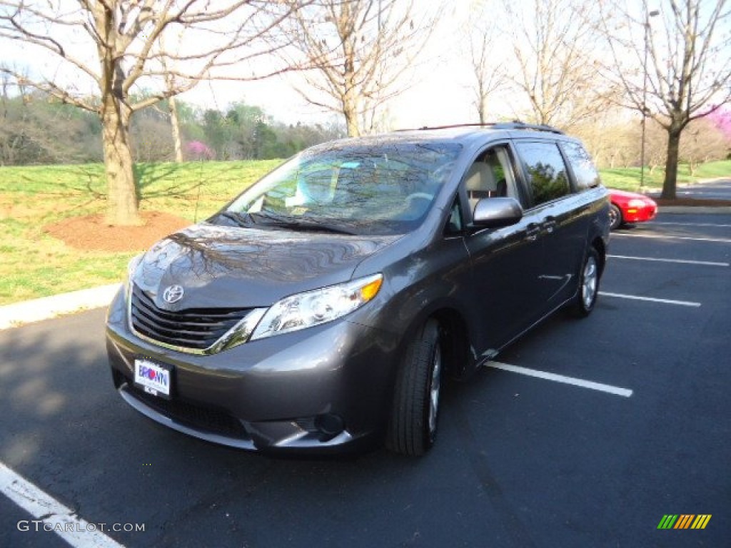 2012 Sienna LE - Salsa Red Pearl / Light Gray photo #3