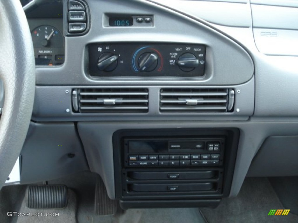 1995 Ford Taurus GL Sedan Controls Photos