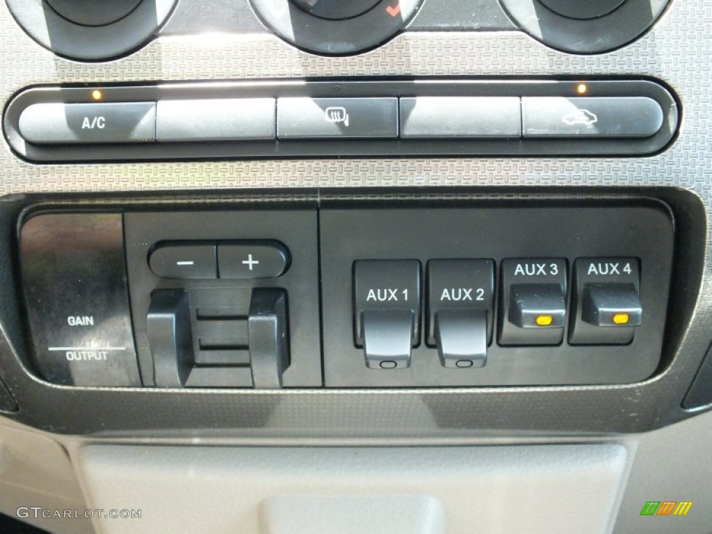 2008 Ford F250 Super Duty FX4 Crew Cab 4x4 Controls Photo #67567402