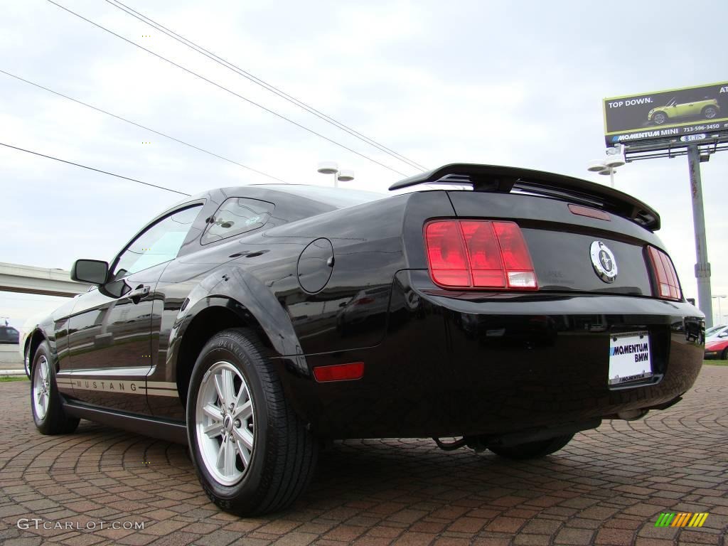 2006 Mustang V6 Deluxe Coupe - Black / Light Parchment photo #3