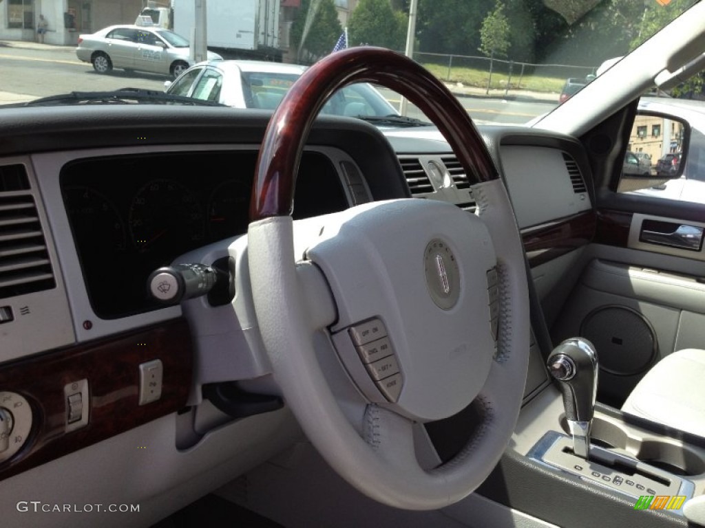 2006 Navigator Luxury 4x4 - Cashmere Tri-Coat / Dove Grey photo #25