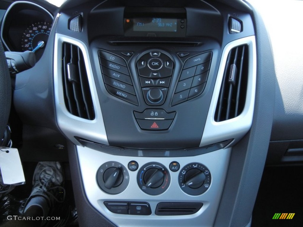 2012 Ford Focus SE SFE Sedan Controls Photo #67599234