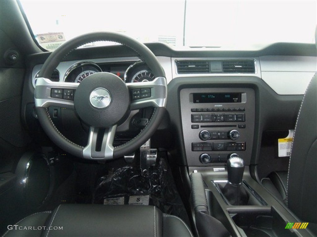 2013 Ford Mustang GT Premium Coupe Charcoal Black Dashboard Photo #67607976