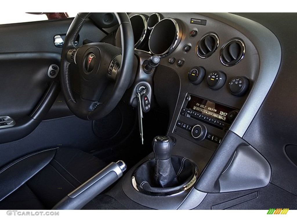 2009 Pontiac Solstice Coupe Ebony Dashboard Photo #67655389