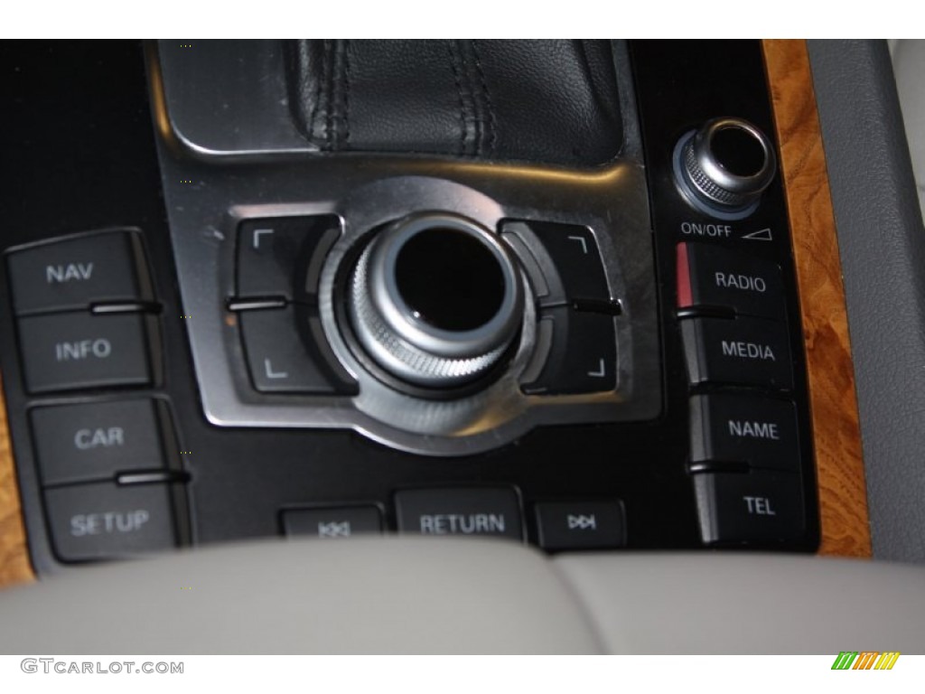 2010 Audi Q7 3.6 Premium quattro Controls Photo #67660417