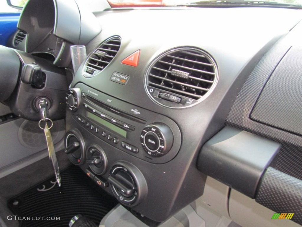 2007 Volkswagen New Beetle 2.5 Coupe Controls Photo #67666075