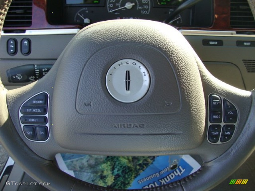 2003 Lincoln Town Car Executive Controls Photo #67673989