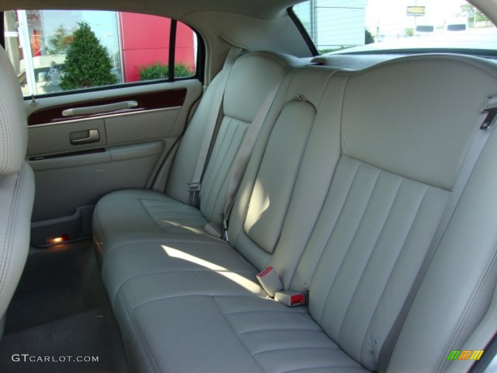 2003 Lincoln Town Car Executive Rear Seat Photo #67674052