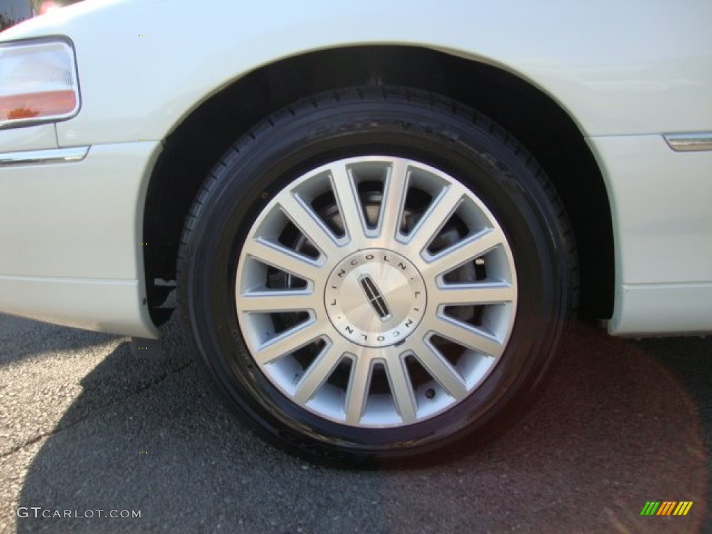 2003 Lincoln Town Car Executive Wheel Photo #67674103