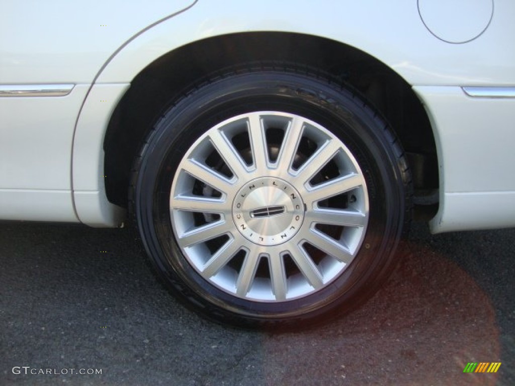 2003 Lincoln Town Car Executive Wheel Photo #67674106