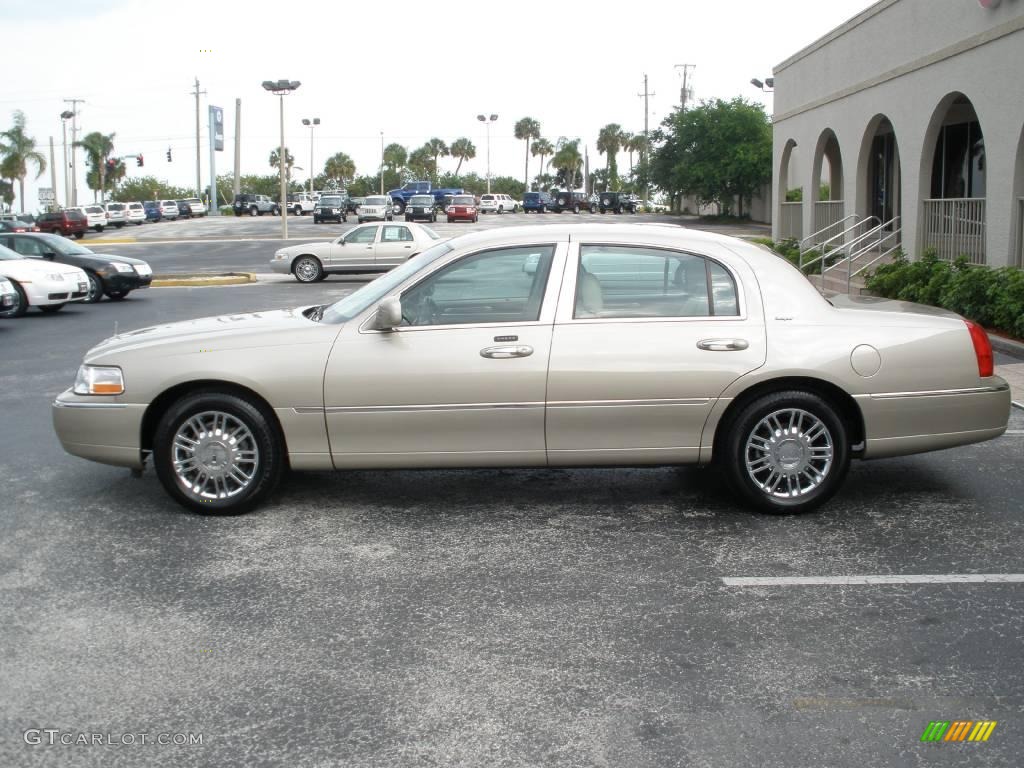 2006 Town Car Designer Series - Light French Silk Metallic / Light Camel photo #2