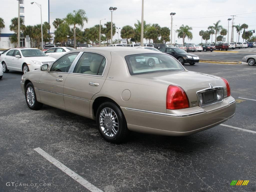 2006 Town Car Designer Series - Light French Silk Metallic / Light Camel photo #3
