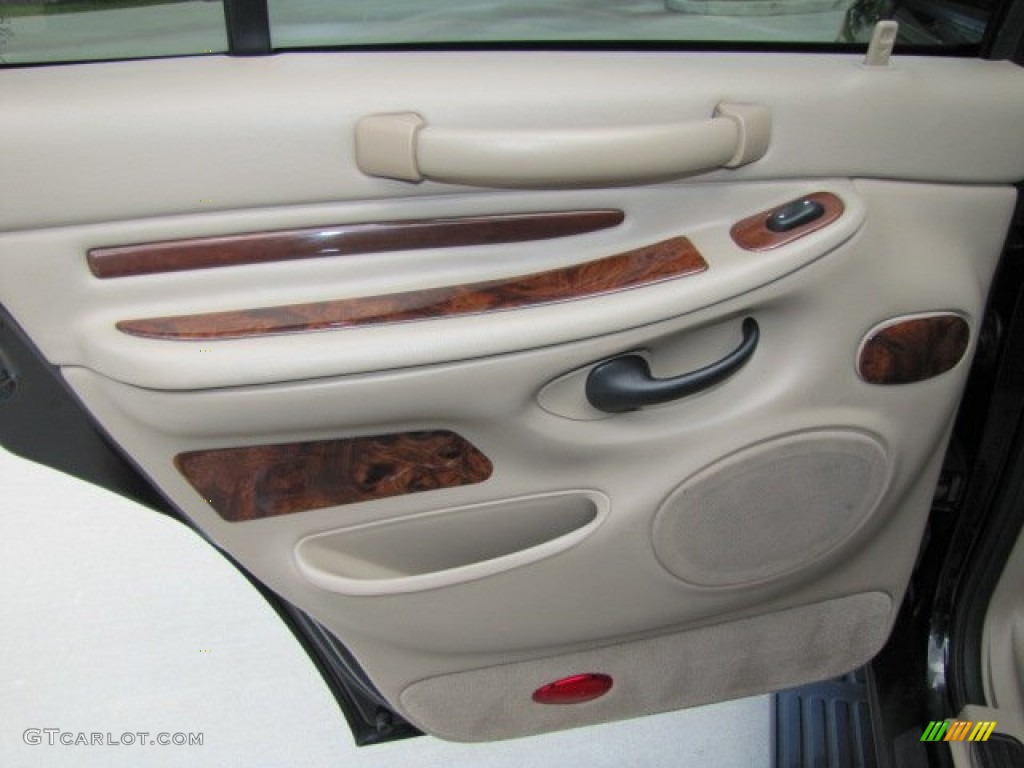 2001 Lincoln Navigator Standard Navigator Model Medium Parchment Door Panel Photo #67695482