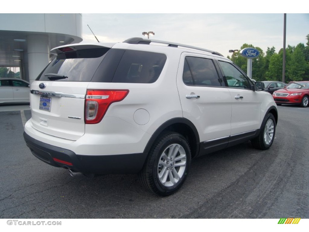 2013 Explorer XLT - White Platinum Tri-Coat / Medium Light Stone photo #3