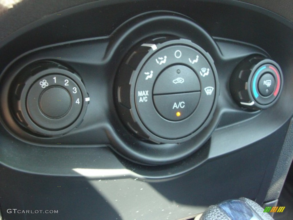 2011 Ford Fiesta SE Hatchback Controls Photo #67708837