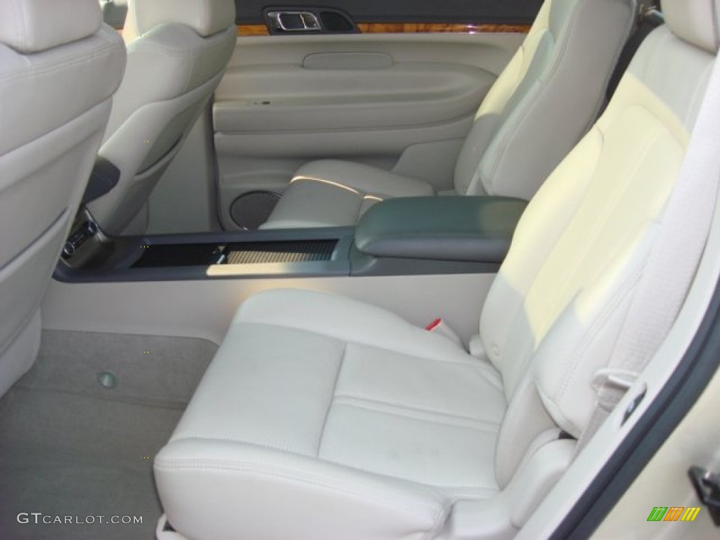 2010 Lincoln MKT FWD Rear Seat Photo #67735106