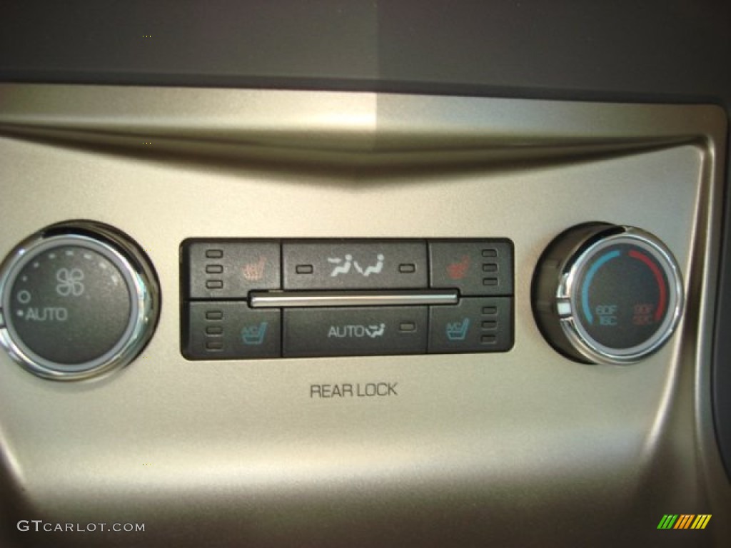 2010 Lincoln MKT FWD Controls Photo #67735109