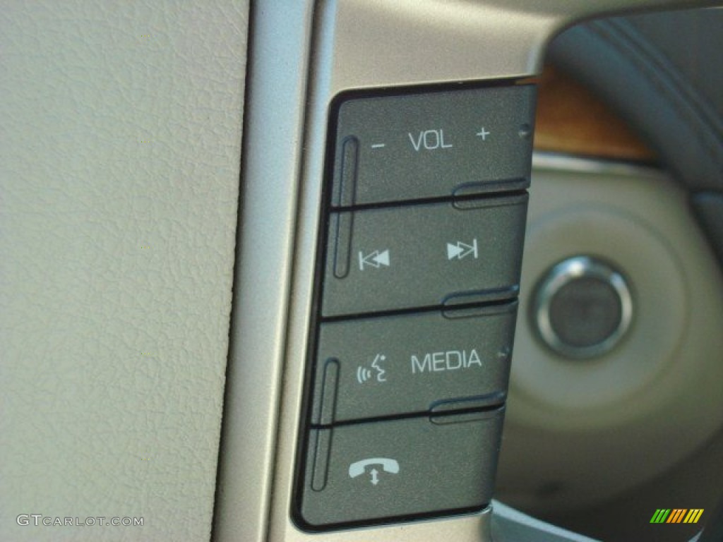 2010 Lincoln MKT FWD Controls Photo #67735151