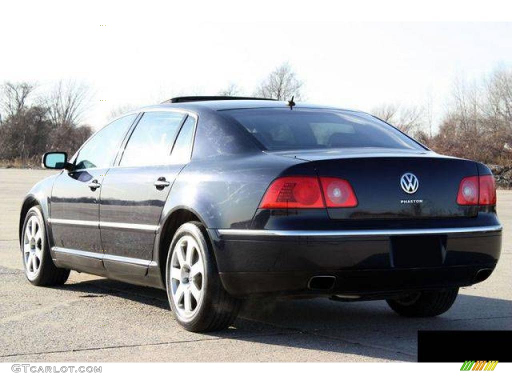 2004 Phaeton V8 4Motion Sedan - Luna Blue / Navy Blue photo #8