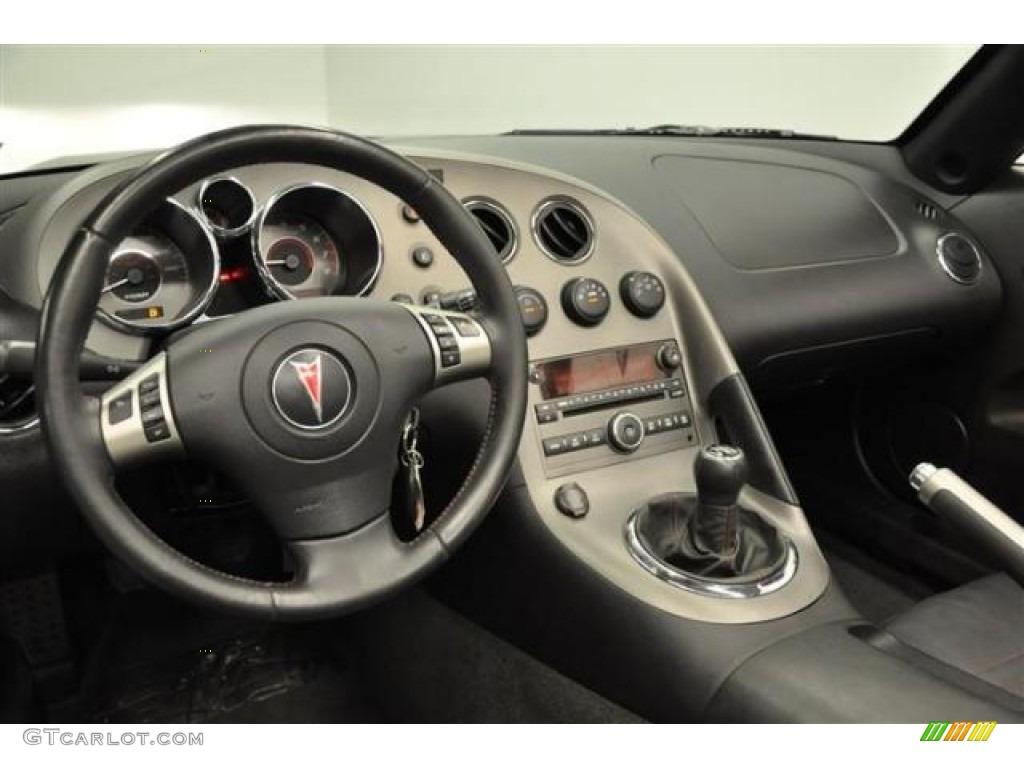 2007 Pontiac Solstice GXP Roadster Ebony Dashboard Photo #67736792