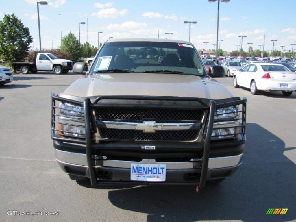 2004 Silverado 1500 LS Extended Cab 4x4 - Sandstone Metallic / Dark Charcoal photo #2