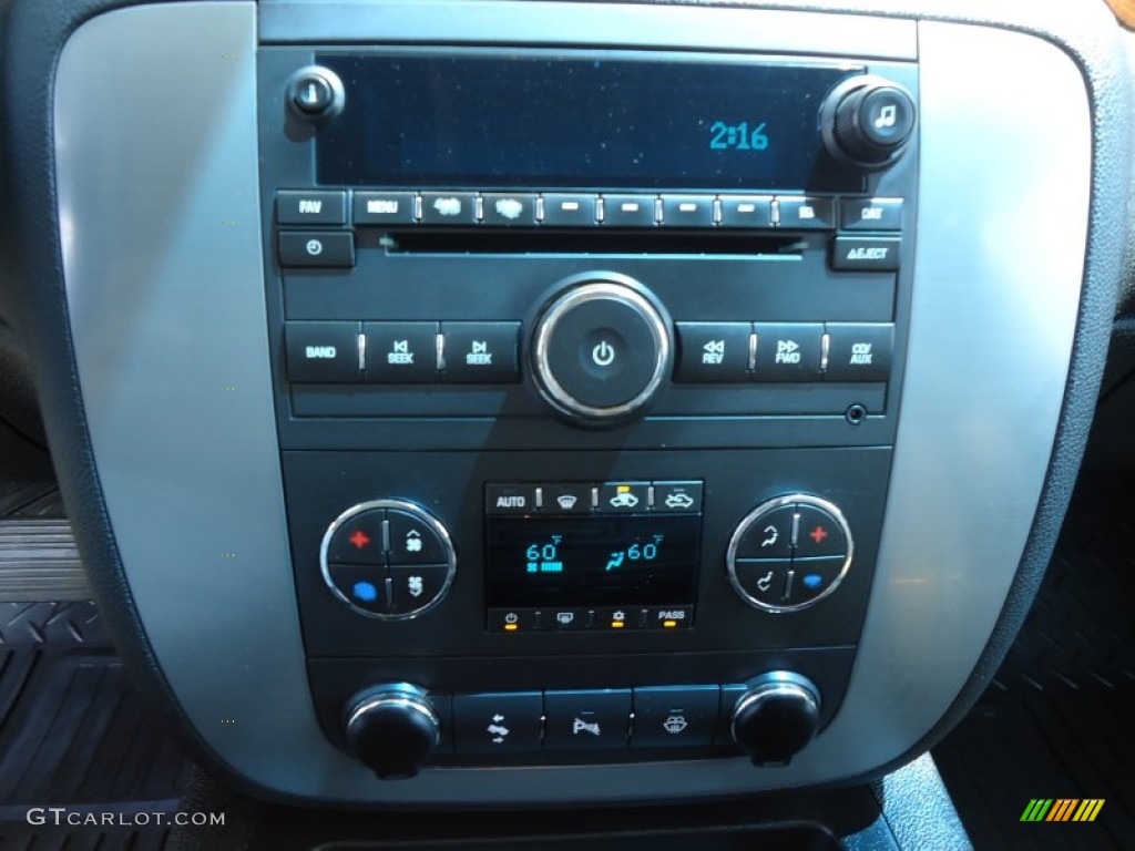 2008 GMC Sierra 3500HD SLT Extended Cab 4x4 Controls Photo #67757081