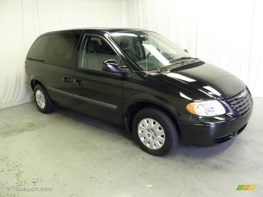 2007 Town & Country  - Brilliant Black Crystal Pearl / Dark Khaki/Light Graystone photo #1
