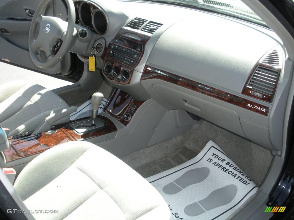 2002 Altima 2.5 S - Super Black / Frost Gray photo #17