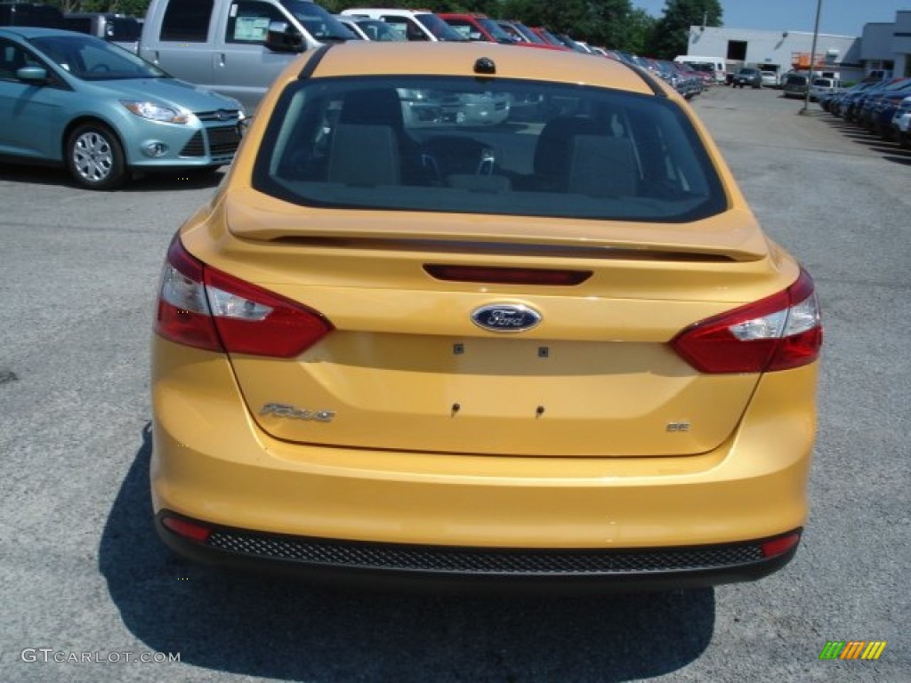 2012 Focus SE Sport Sedan - Yellow Blaze Tricoat Metallic / Two-Tone Sport photo #7