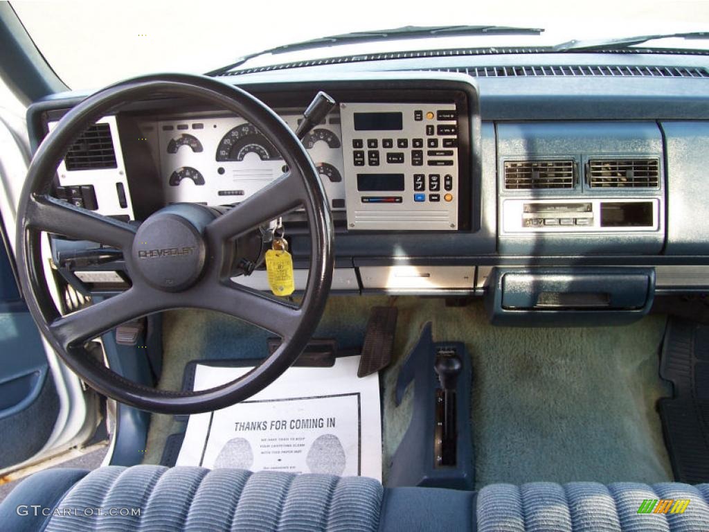 1988 C/K K1500 Silverado Regular Cab 4x4 - Summit White / Blue photo #21