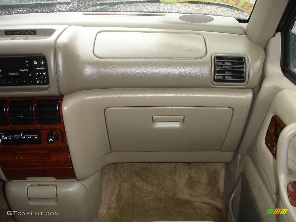 1995 Town & Country  - Emerald Green Pearl Metallic / Beige photo #15