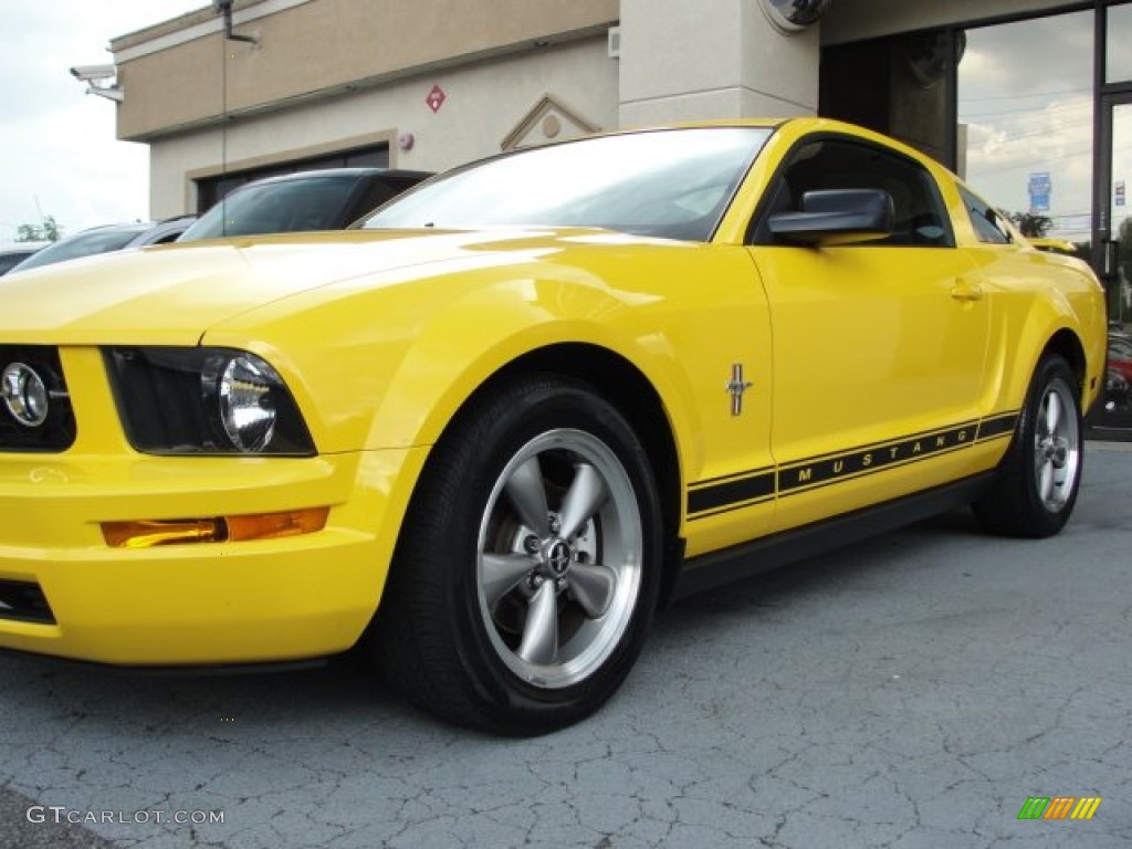 2006 Mustang V6 Premium Coupe - Screaming Yellow / Dark Charcoal photo #7