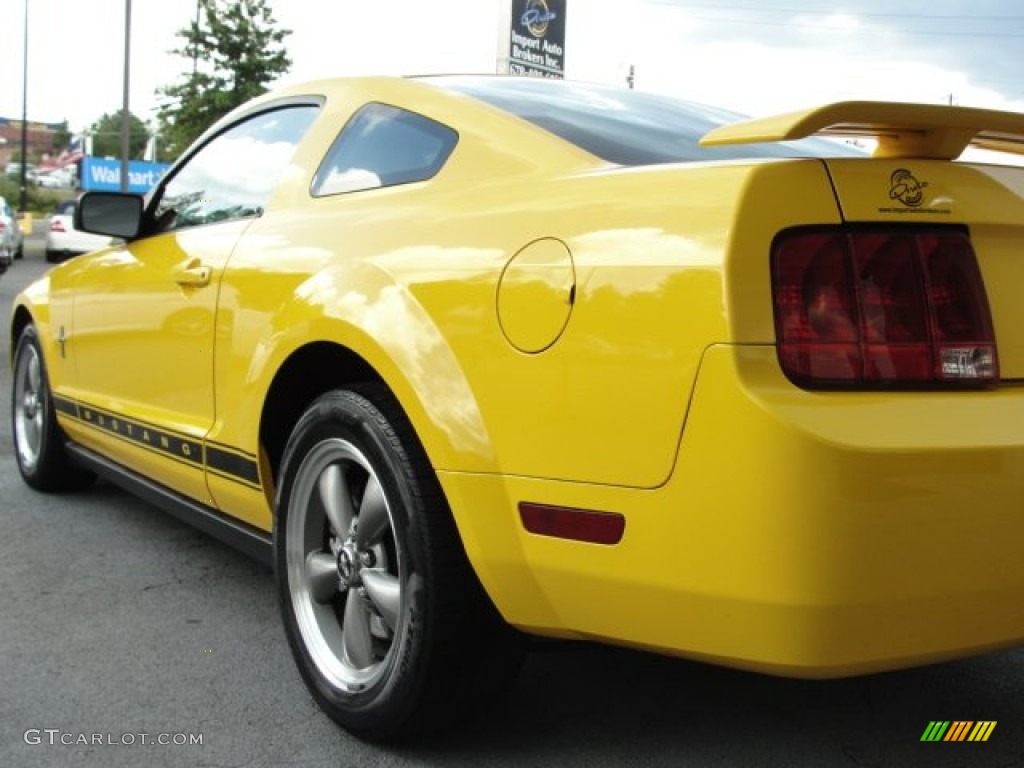 2006 Mustang V6 Premium Coupe - Screaming Yellow / Dark Charcoal photo #8