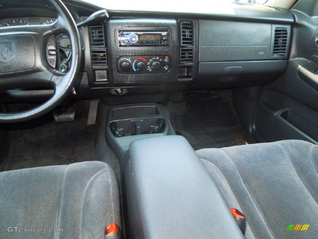 2004 Dakota SLT Quad Cab - Flame Red / Dark Slate Gray photo #17