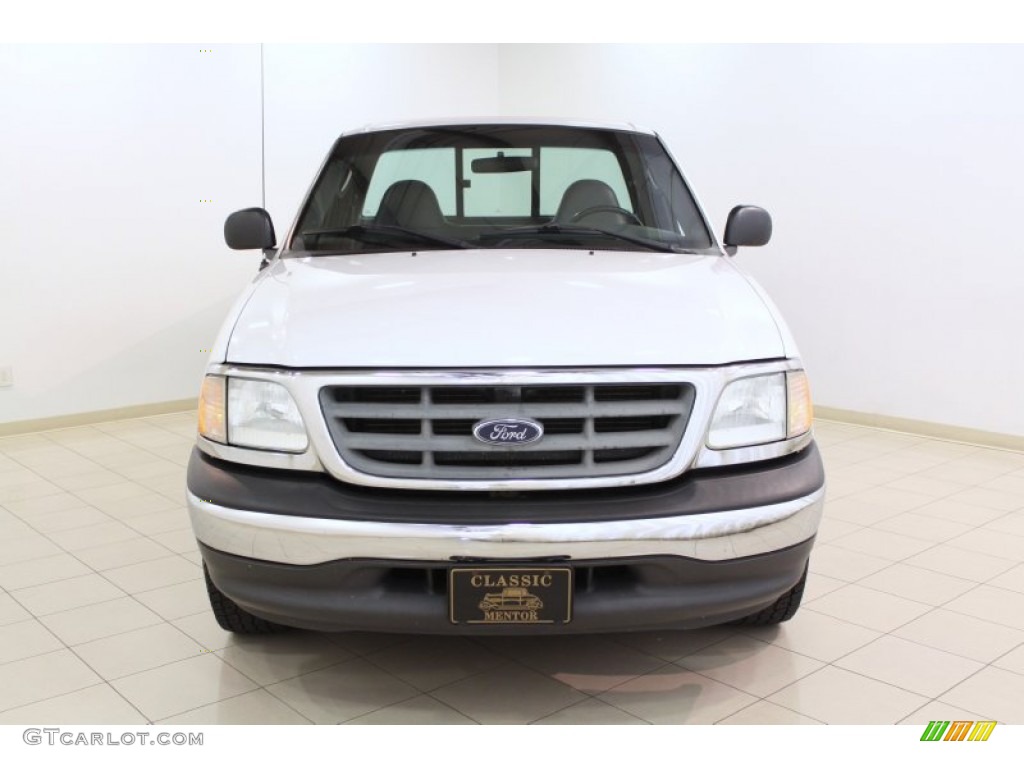 2002 F150 XL Regular Cab - Oxford White / Dark Graphite photo #2