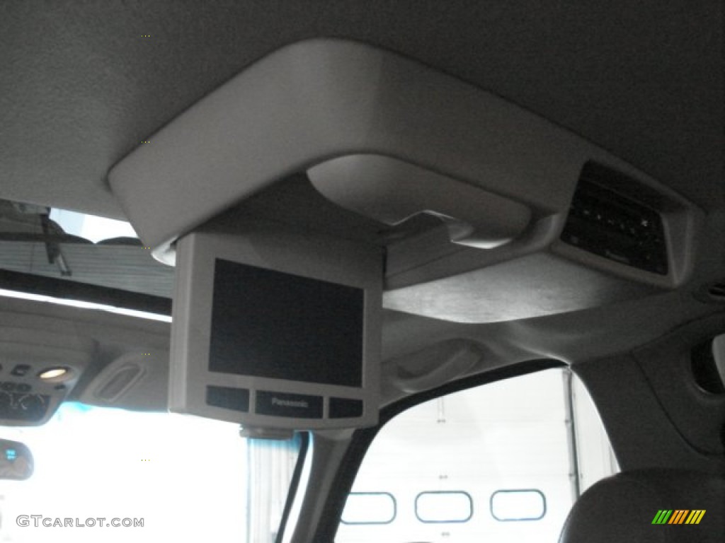 2005 Suburban 1500 Z71 4x4 - Sandstone Metallic / Tan/Neutral photo #9