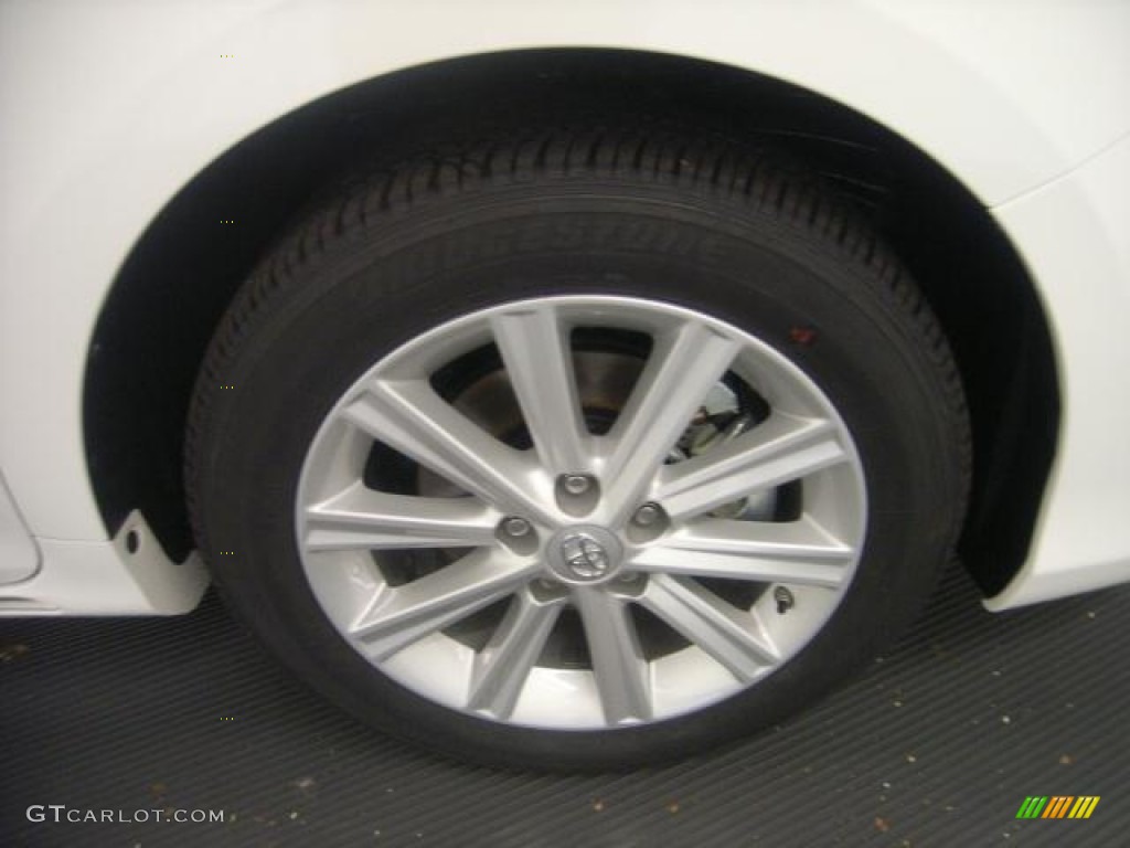 2012 Camry Hybrid XLE - Super White / Ash photo #5