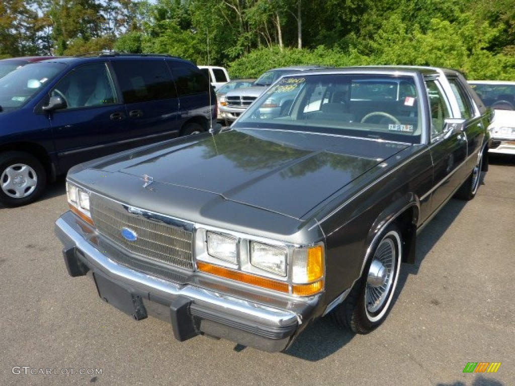 Dark Titanium Metallic 1990 Ford LTD Crown Victoria Standard LTD Crown Victoria Model Exterior Photo #67902453