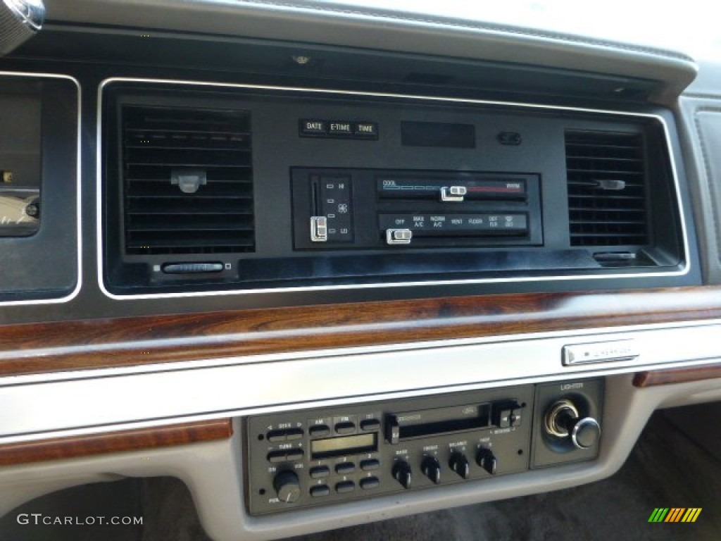 1990 Ford LTD Crown Victoria Standard LTD Crown Victoria Model Controls Photo #67902537