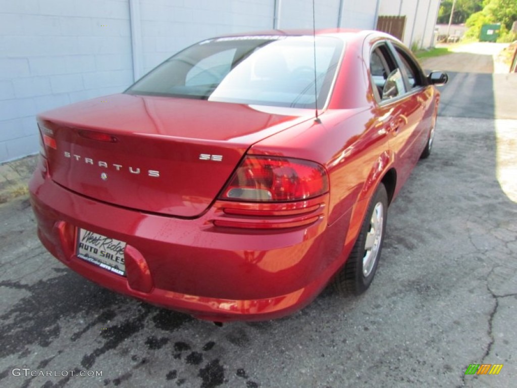 2002 Stratus SE Sedan - Inferno Red Pearl / Sandstone photo #5