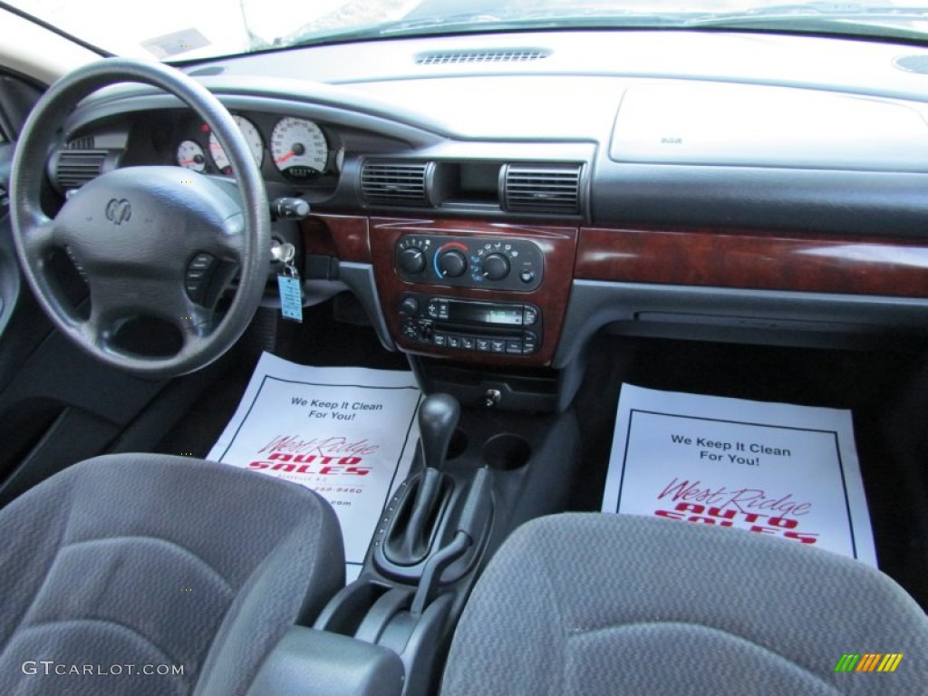 2002 Stratus SE Sedan - Inferno Red Pearl / Sandstone photo #17