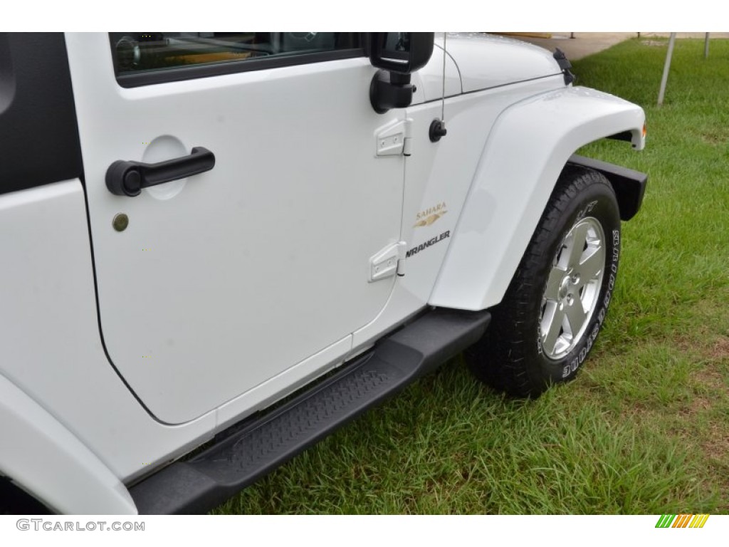 2011 Wrangler Sahara 4x4 - Bright White / Black photo #8