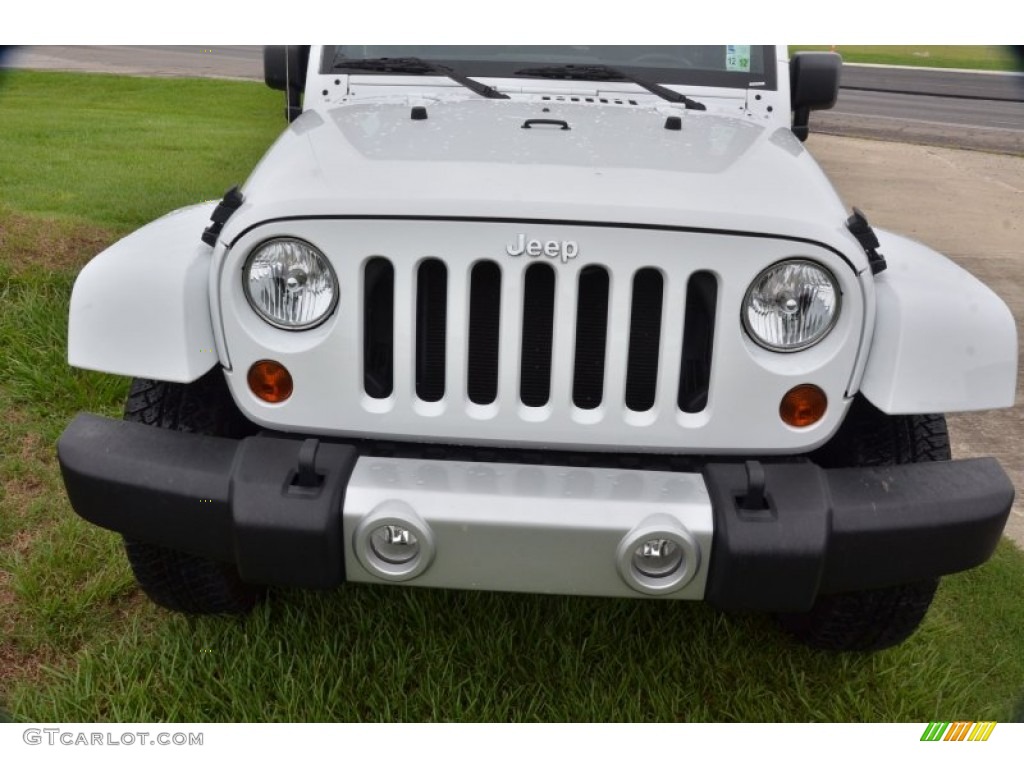 2011 Wrangler Sahara 4x4 - Bright White / Black photo #10