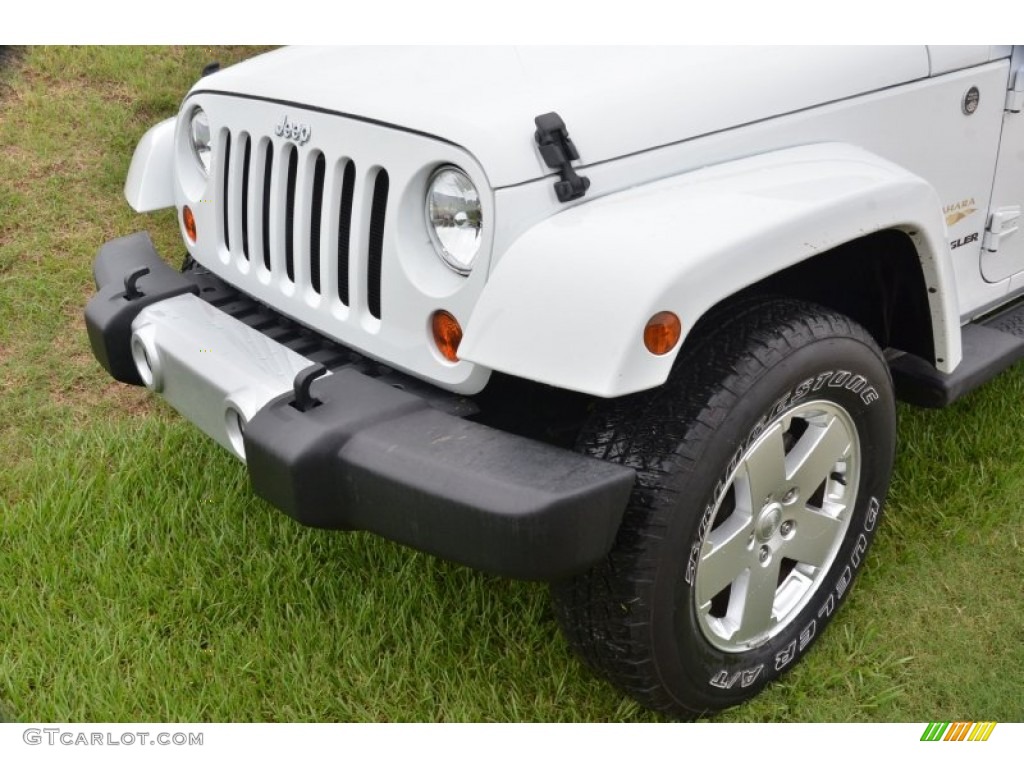 2011 Wrangler Sahara 4x4 - Bright White / Black photo #11