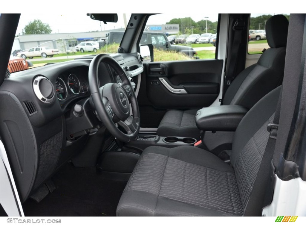 2011 Wrangler Sahara 4x4 - Bright White / Black photo #16