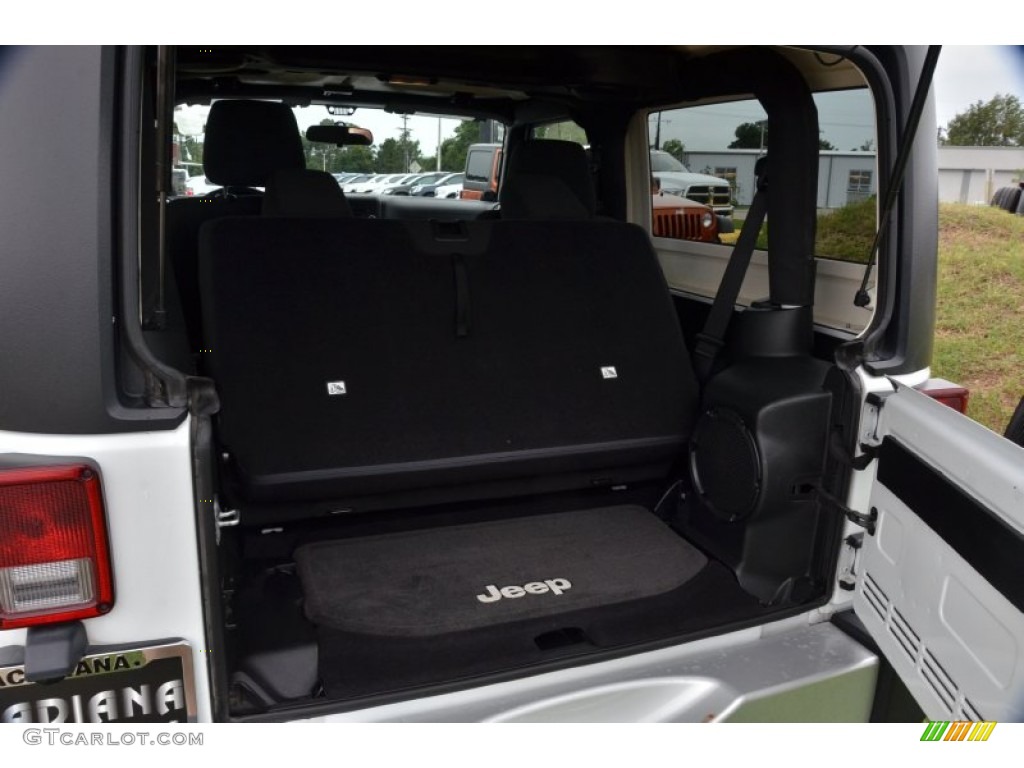 2011 Wrangler Sahara 4x4 - Bright White / Black photo #20